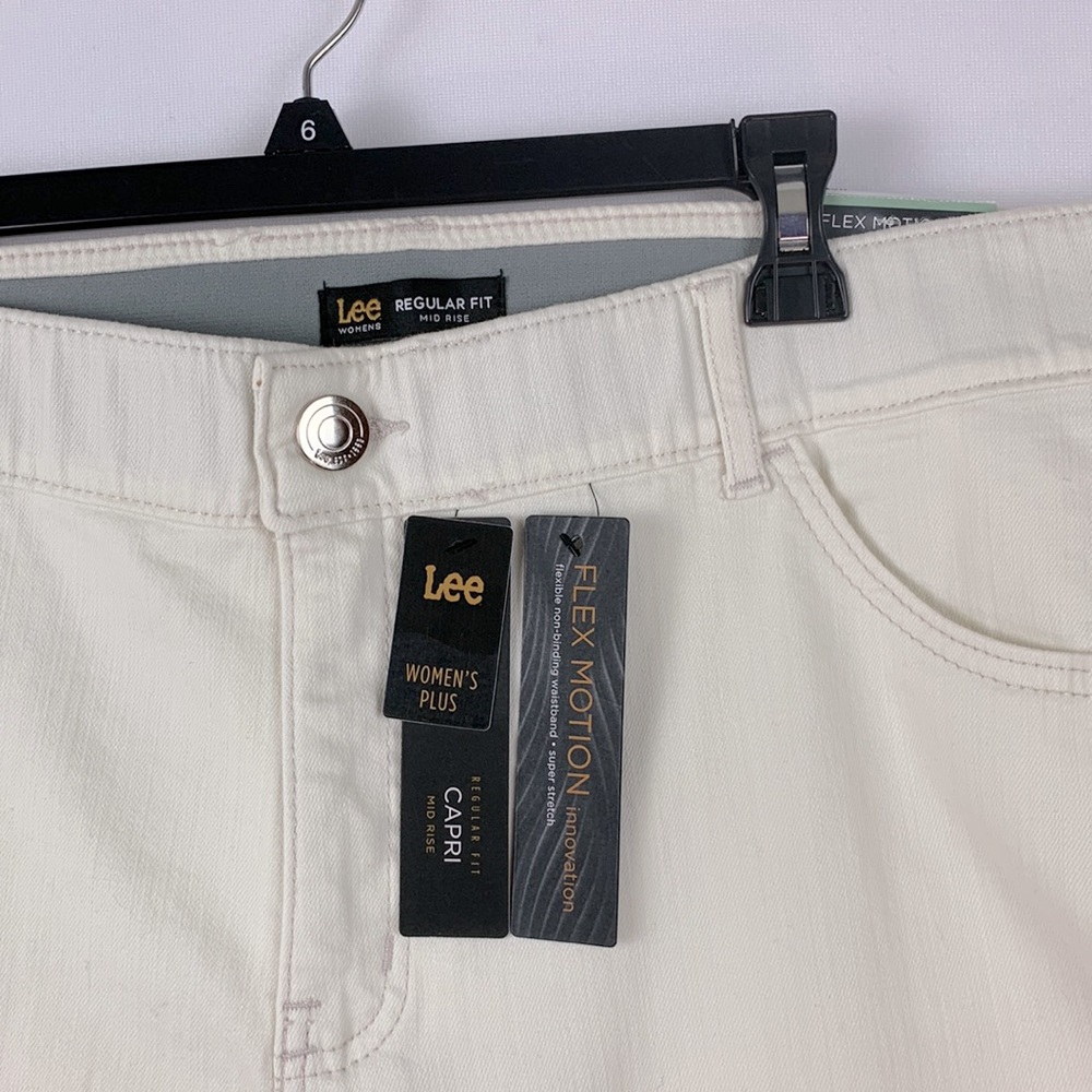LEE Women's Plus Size Flex Motion Regular Fit 5 Pocket Capri Jean - Picture 6 of 9